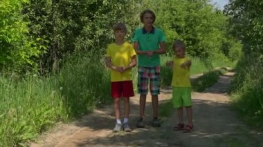 Çocuklar kelebekler havaya atmak. Mutlu çocuklar güneşli yaz günde eğleniyor. Ağır çekim.