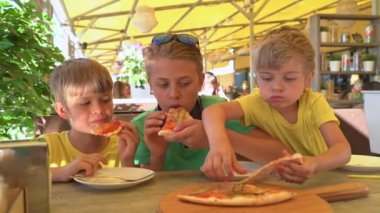 Aç çocuklar yaz kafe mekanlarda pizza yemek