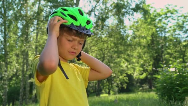 Молодий Хлопчик Носить Зелений Велосипедний Шолом Літньому Парку — стокове відео