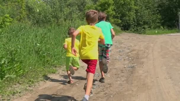 Niños Corren Por Carretera Aldea Con Mariposas Cámara Lenta — Vídeo de stock