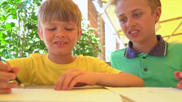 Παιδιά Αγόρια Μιλήσουμε Και Σχεδιάσετε Μια Υπαίθρια Καφετέρια Καλοκαίρι — Αρχείο Βίντεο
