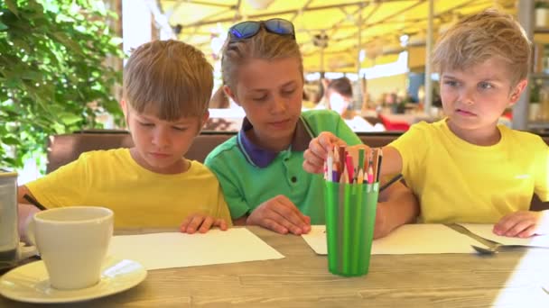 Drie Kinderen Jongens Tekening Café Buitenshuis Zomer — Stockvideo