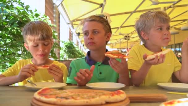 Drie Jongens Pizza Eten Bij Zomer Café Buitenshuis — Stockvideo