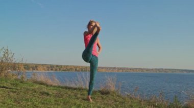 Sağlıklı Yoga pratik dengeli kadın meditasyon ve doğa enerji yoga. Güzel kız pratik ağaç asana. Sağlıklı kavramı.