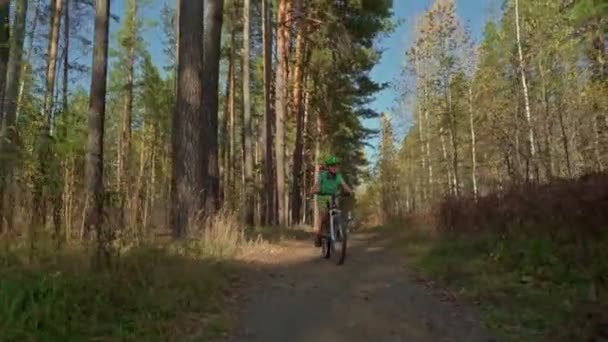 秋の森の中自転車に乗る男の子 バイクでサイクリングを楽しむ子供達 — ストック動画