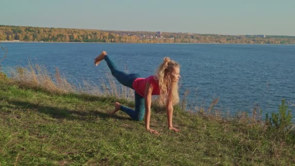 Молодая Женщина Делает Упражнения Берегу Моря Осенний Солнечный День — стоковое видео