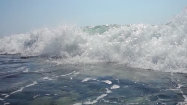 Хвиля Ламається Узбережжі Чорне Море Вітром Бризки Води Морська Піна — стокове відео