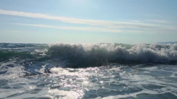 Krásná Krajina Slunečný Den Moře Povrchu Letní Velké Vlny Pozadí — Stock video