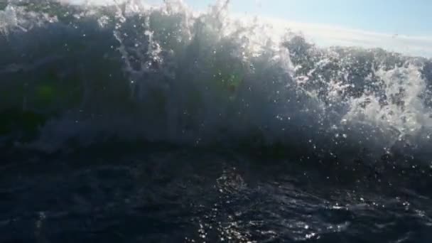 大浪在岸上撞击的缓慢运动 在阳光明媚的日子里 关闭海水飞溅和喷淋的视频 — 图库视频影像