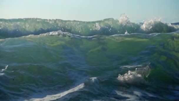 Zpomalené Vlny Surfování Velké Moře Zavřete Video Modré Hrubé Mořské — Stock video