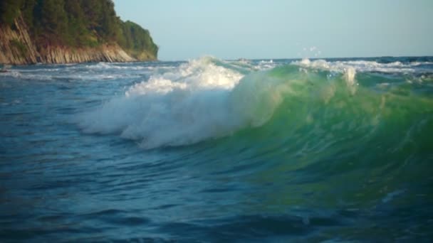 Ralenti Vagues Dans Mer Turquoise Écrase Sur Rivage Rocheux Par — Video