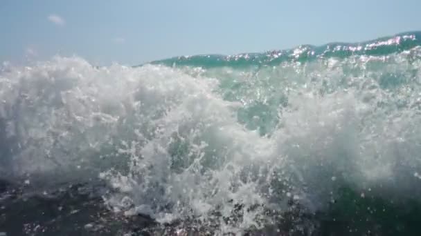 大きな海の波クラッシュ 水しぶき 晴れた日にカメラの散布のスローモーション 自然の力 風景の背景 — ストック動画