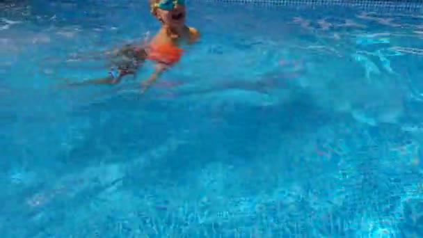 Joyeux Petit Enfant Qui Amuse Nager Dans Piscine Garçon Lunettes — Video