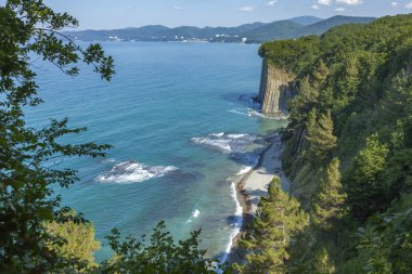 Yaz mavi deniz manzara kiselev rock Tuapse yakınlarında. Rusya