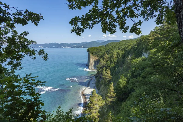 Güzel manzara mavi deniz manzara, yeşil yaz ağaçları kiselev rock Tuapse yakınlarında. Rusya