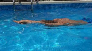 Çocuk Yüzme Havuzu sıcak güneşli gün açık havada üzerinde eğitim