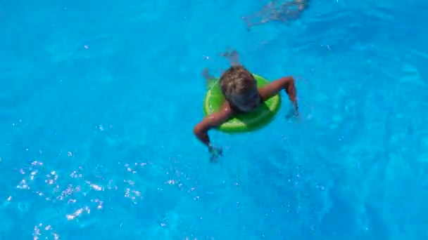 Menino Nadando Círculo Inflável Piscina Dia Ensolarado — Vídeo de Stock