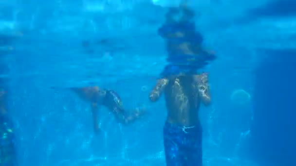 Gelukkige Jongens Zwemmen Het Zwembad Boven Onder Water Zonnige Dag — Stockvideo