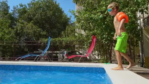 Kleiner Junge Springt Bei Sonnigem Wetter Ins Wasser Kinder Schwimmen — Stockvideo
