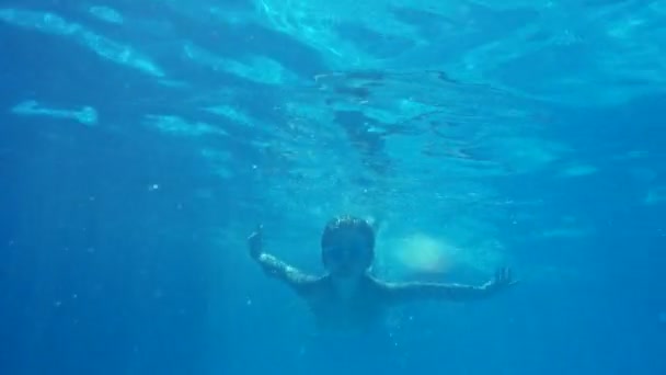 孩子在呼吸屏住的水下游泳 男孩在游泳池里跳水 — 图库视频影像