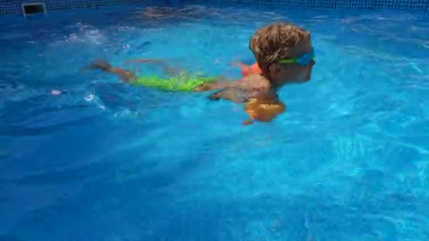 Niño Pequeño Con Gafas Aprendiendo Nadar Piscina Soleado Día Verano — Vídeos de Stock