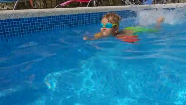 Niño Feliz Gafas Nadando Piscina Adorable Niño Divirtiéndose Agua Soleado — Vídeos de Stock