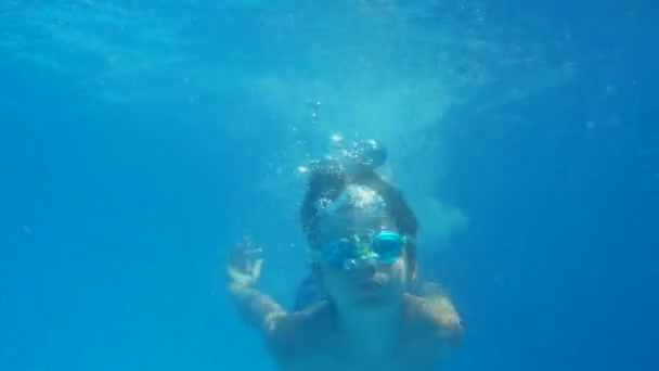 Kleiner Junge Schutzbrille Schwimmt Auf Dem Atem Halten Unterwasserblick Sommer — Stockvideo