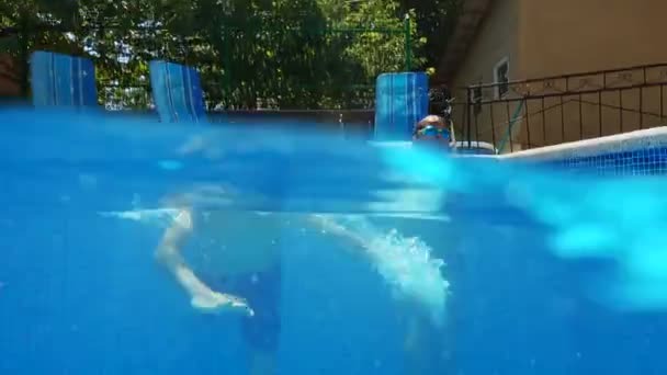 Jungen Schutzbrille Schwimmen Gemeinsam Pool Unter Wasser — Stockvideo