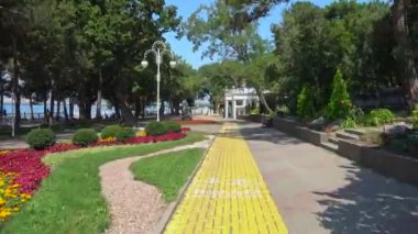 Gelendzhik, Rusya, 7 Temmuz 2018: bakış açısı ile dolgu üzerinde sürme motorcu. İnsanlar binicilik bisiklet. Turistler dinlen, yürüyüş.