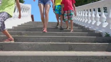 Üç erkek annesiyle güneşli yaz günde bir tatil merdivenlerden aşağı git,