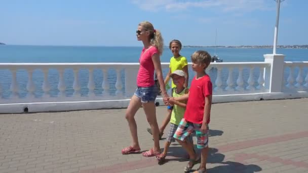 在阳光明媚的夏日里 俄罗斯格伦日克 带着三个孩子的母亲沿着堤防散步 — 图库视频影像