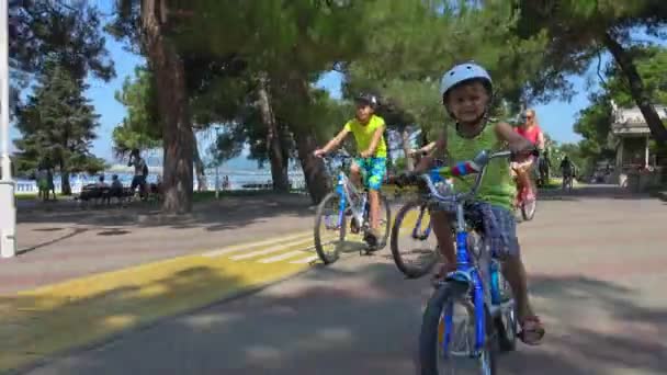 Gelendzhik Russland Juli 2018 Kinder Mit Ihrer Mutter Auf Fahrrädern — Stockvideo