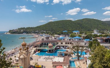 Arhipo-Osiovka, Rusya-7 Temmuz 2018: Güzel manzara havuzu ve eğlence alanında deniz tatil köyü.