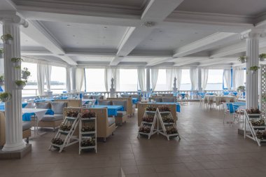 Deniz manzaralı restoran. Sahilde bir kafe. Masa ayarı restoran.  