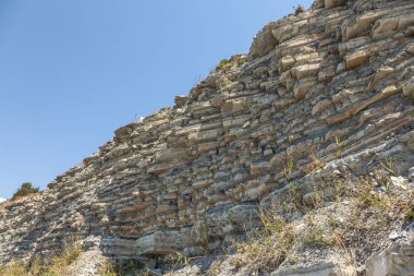 Kaya ve mavi gökyüzünde güzel manzara