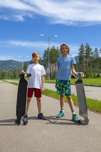 Dos Chicos Patinadores Aire Libre Modelos Con Tablas Skate Listas — Foto de Stock