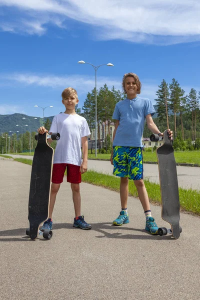 Retrato Meninos Patinador Com Skates Estrada Frente Vista Incrível Montanha Imagem De Stock