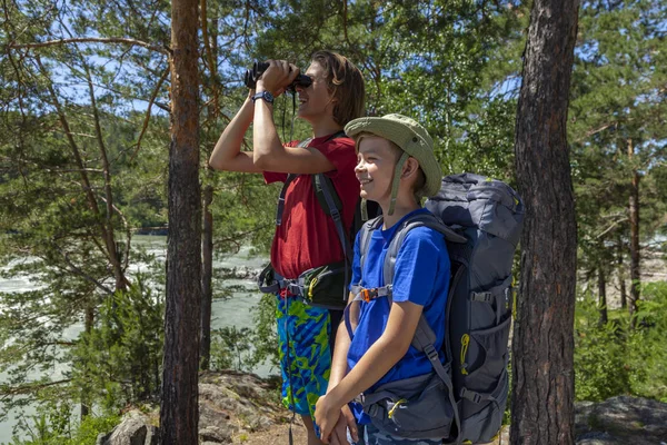 Happy Kids Looking Binoculars Mountain River Bright Sunny Day — Stock Photo, Image