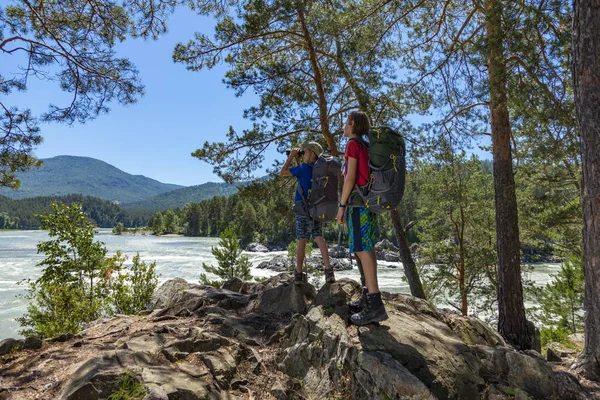 Dois Miúdos Caminhar Nas Montanhas Rapaz Com Binóculos Olhar Para Imagem De Stock