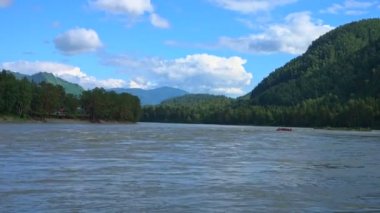 Katun nehrinde rafting. Chemal yolu. Altay. Altai Dağları. Rusya. 