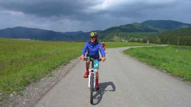 Adolescente Ragazzo Cavallo Bicicletta Sulla Strada Montagna Giornata Nuvolosa — Video Stock