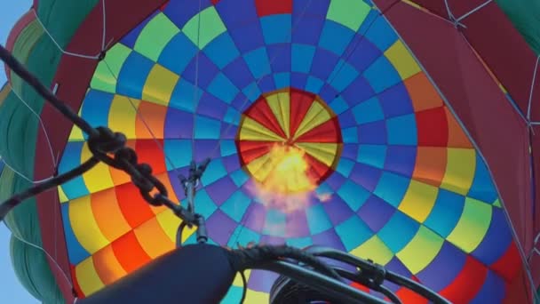 離陸準備中の熱気球 — ストック動画