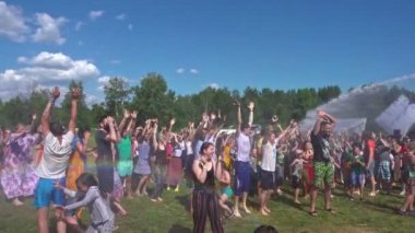 Barnaul, Rusya, 6 Temmuz 2019: Sanat Yoga festivali Rawa. Mutlu insanların yavaş hareket üzerine su dökme.