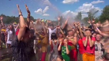 Barnaul, Rusya, 6 Temmuz 2019: Sanat Yoga festivali Rawa. İnsanlar üzerlerine dökülen su akıntısının altında elleri yukarı zıplayın..