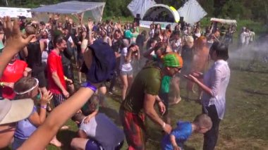 Barnaul, Rusya, 6 Temmuz 2019: sanat Yoga Festivali Rawa. Güneşli yaz gününde mutlu insanlar üzerinde püskürtme yavaş hareket su.