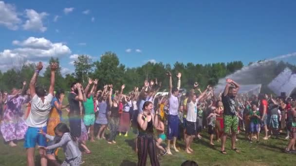 俄罗斯巴尔瑙尔 2019年7月6日 艺术瑜伽节拉瓦 向快乐的人浇水慢动作 — 图库视频影像