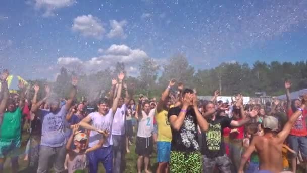 俄罗斯巴尔瑙尔 2019年7月6日 艺术瑜伽节拉瓦 人们在阳光明媚的夏日享受浇水 — 图库视频影像