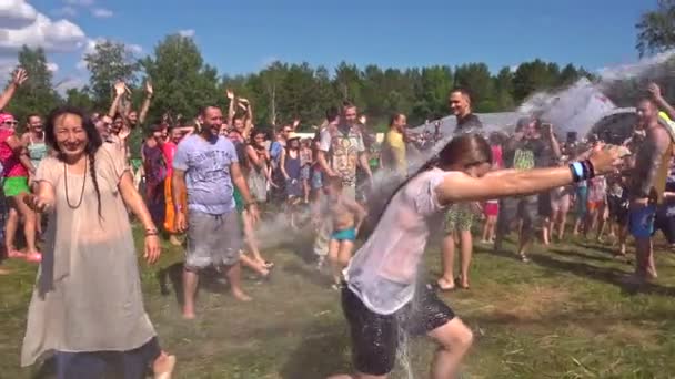 俄罗斯巴尔瑙尔 2019年7月6日 艺术瑜伽节拉瓦 儿童和成人在水流下玩得开心和享受 — 图库视频影像