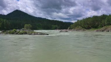 Havadan görünümü, Altai Dağları yaz bulutlu gün dağ nehri güzel görünümü, Rusya.