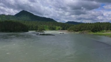Havadan drone, Altai Dağları 'nın vahşi manzarayı gör. Bulutlu bir gün boyunca Katun Nehri vadisinde uçan.